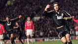Raúl González comemora o golo marcado ao Manchester United na segunda mão dos quartos-de-final de 1999/2000