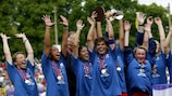 Ariane Hingst lifts the UEFA Women's Cup
