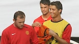 Cristiano Ronaldo (à direita) e Wayne Rooney durante uma sessão de treino