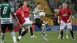Cristiano Ronaldo lucha por un balón ante Simon Vukčević