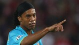 Ronaldinho aponta o caminho para o golo