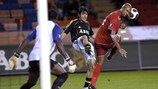 Lucas Valdemarin, AIK, affronta Nasoimento Gabriel Dos Santos, Hapoel Tel-Aviv.