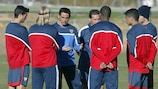 Manuel Jiménez speaks to his players in Monday's session
