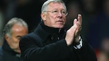 Sir Alex Ferguson aplaude a los suyos al termino del encuentro