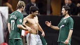 Milan's Gennaro Gattuso (centre) shakes hands with Steven Pressley (left) and Paul Hartley of Celtic