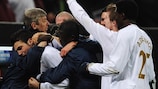Cesc Fabregas y Arsene Wenger celebran el primer gol del Arsenal que encaminó la victoria ante el Milan