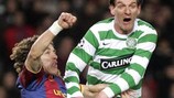 A la lutte avec Carles Puyol, Vennegoor of Hesselink est fier de son Celtic
