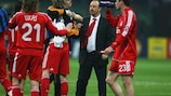 Rafael Benitez celebra el pase con sus jugadores