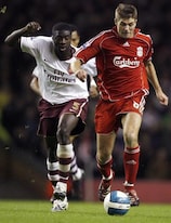 Kolo Touré (Arsenal FC) à la lutte avec Steven Gerrard (Liverpool FC)