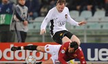 Marco Cassetti de la Roma con Wayne Rooney del Manchester