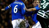 Les Rangers Barry Ferguson et Kevin Thomson contre Miguel Veloso du Sporting