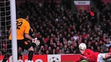 Carlos Tévez marca o golo do Manchester United