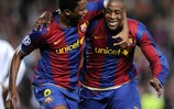 Yaya Touré (à direita) festeja com Samuel Eto'o a obtenção do único golo do Barcelona
