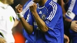 Ashley Cole comemora o golo do empate do Chelsea em Anfield