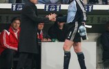 Ottmar Hitzfeld saluda a Oliver Kahn, que se retiró lesionado.