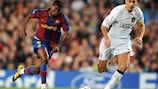Samuel Eto'o (Barcellona) duella con Rio Ferdinand (Manchester) nella gara d'andata