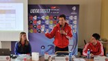 Caroline Thom, responsable antidopage UEFA, Jean-Luc Veuthey, membre du Panel antidopage de l'UEFA et Mike Earl, responsable du programme de contrôle antidopage de l'UEFA lors de la réunion avec les joueuses de l'EURO M17