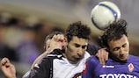 Giampaolo Pazzini y Carlos Cuéllar pelean por un balón