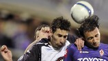 Giampaolo Pazzini (Fiorentina) en lutte aérienne avec Carlos Cuéllar, l'un des meilleurs Rangers sur le terrain