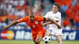 Dutch midfielder Orlando Engelaar has signed for PSV