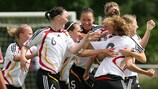 Die deutschen Spielerinnen bejubeln einen Treffer beim 2:0-Sieg gegen England