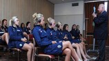 Die U19-Spielerinnen hörten bei der Informationsveranstaltung zum Thema Doping sehr interessiert zu