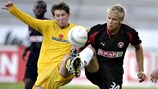 Christian Seargeant von Bangor City FC im Duell mit Christian Sivabæk vom FC Midtjylland