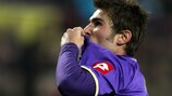 Adrian Mutu bacia la maglia della Fiorentina