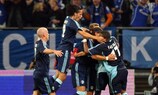 Christian Pander, do Schalke, é felicitado pelos colegas de equipa após assinar o golo da vitória