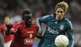 Fernando Torres (derecha) y el Liverpool buscan volver a la fase de grupos