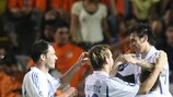 Os jogadores do Schalke 04 festejam o triunfo sobre o APOEL