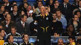 O treinador do Chelsea, Luiz Felipe Scolari, dá indicações aos seus jogadores frente ao Bordéus