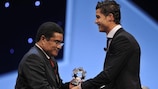 Эусебио вручает Роналду награду УЕФА на гала-вечере в Монако
