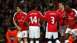 Robin van Persie recebe os cumprimentos dos colegas de equipa após apontar o terceiro golo do Arsenal