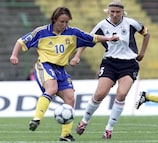 Hanna Ljungberg (left) takes on fellow Golden Player Doris Fitschen in the 2001 final