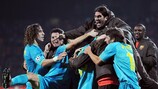 Игроки "Барселоны" празднуют победный гол в добавленное время