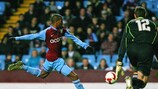 Ashley Young, do Aston Villa, tenta ultrapassar o guarda-redes do Litex, Todor Todorov, durante o encontro da Taça UEFA entre as duas equipas
