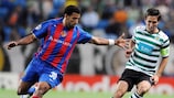 El portugués del Basilea Carlitos, lucha por un balón con el jugador del Sporting, João Moutinho