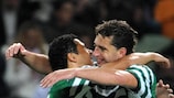 Match-winner Derlei (left) celebrates his goal with Fábio Rochemback