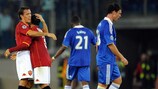 Cicinho & Rodrigo Taddei (AS Roma) se félicitent alors que les joueurs de Chelsea sont déçus à la fin du match