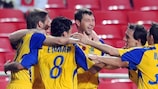 Olexandr Rykun festeja o seu golo com os colegas de equipa