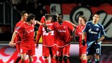Игроки "Твенте" празднуют гол в матче Кубка УЕФА