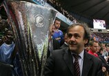 UEFA-Präsident Michel Platini mit dem UEFA-Pokal