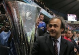 O Presidente da UEFA, Michel Platini, ao lado do troféu da Taça UEFA