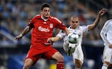 Albert Riera (Liverpool FC) y Pepe (Real Madrid CF) pelean por la poseción del balón