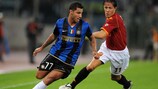Rodrigo Taddei vom AS Roma im Duell mit Ricardo Quaresma ( FC Internazionale Milano)