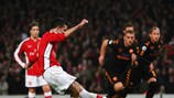 Robin van Persie marcó de penalti el gol del triunfo del Arsenal