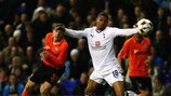 Fraizer Campbell of Spurs tangles with Shakhtar's Darijo Srna
