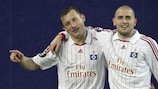 Ivica Olić e Mladen Petrić festejam golo do Hamburgo