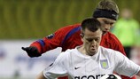 Aleksei Berezutski (PFC CSKA Moskva) y Nicky Shorey (Aston Villa FC)